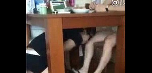  slave bú liếm dưới gầm bàn